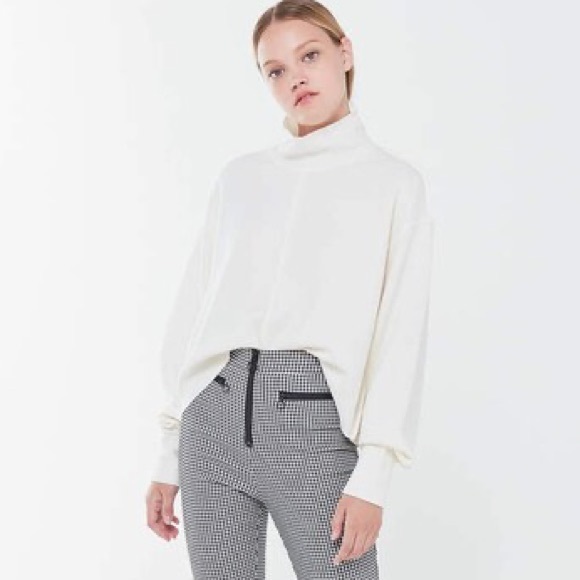 UO Charlie Slouchy Turtleneck Sweater in White. Size XS. NWOT. - Picture 3 of 5